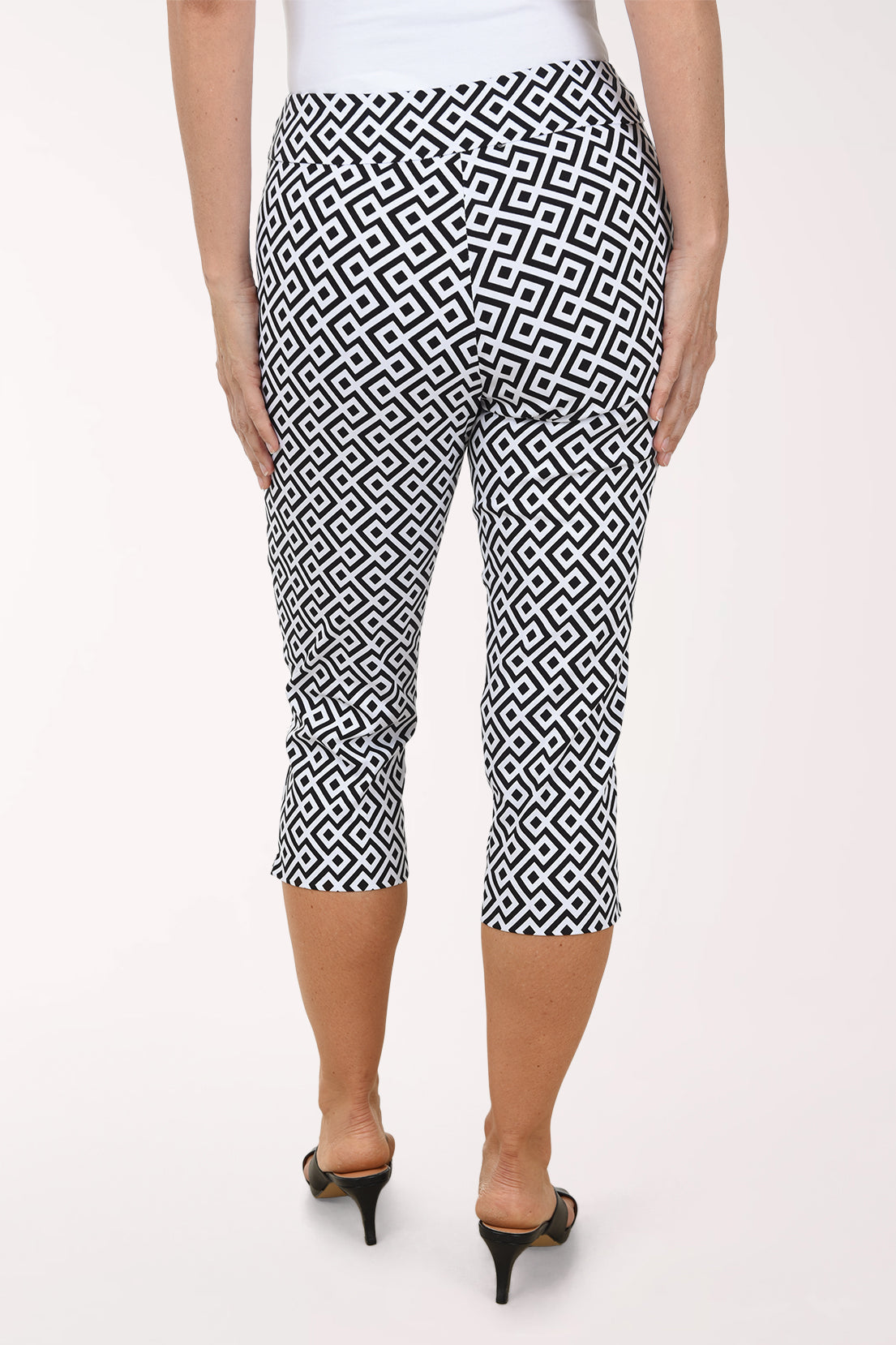Black And White Diamond Capri Pant